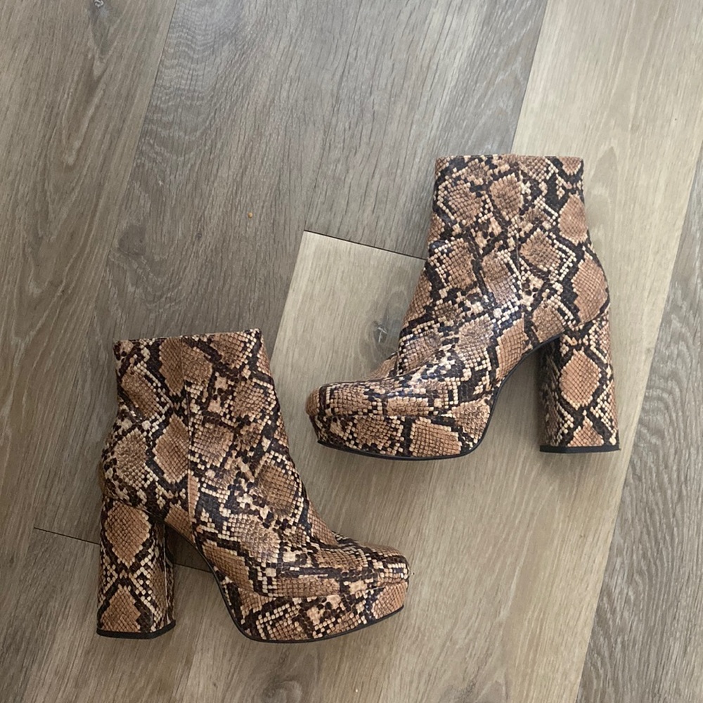 Steve Madden Grate Platform Snake Boot